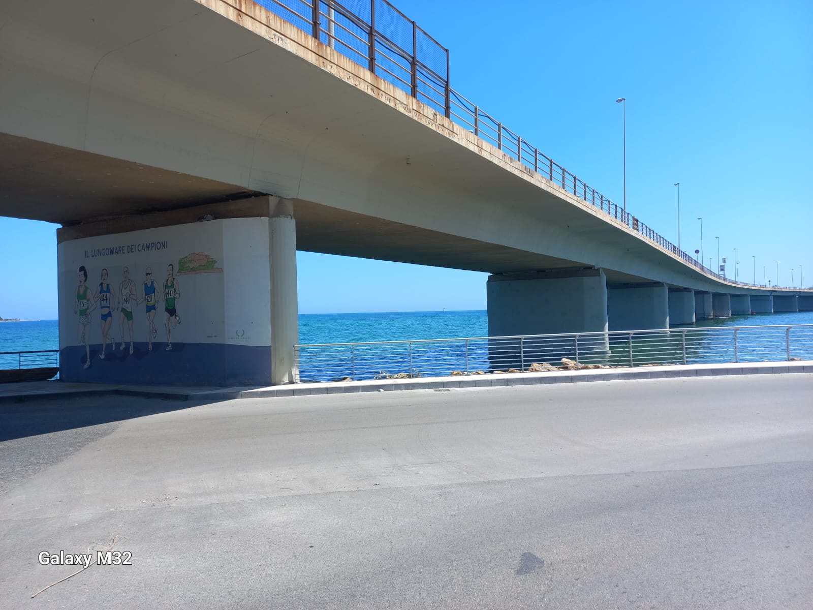 Vista del ponte sul lungomare di Augusta