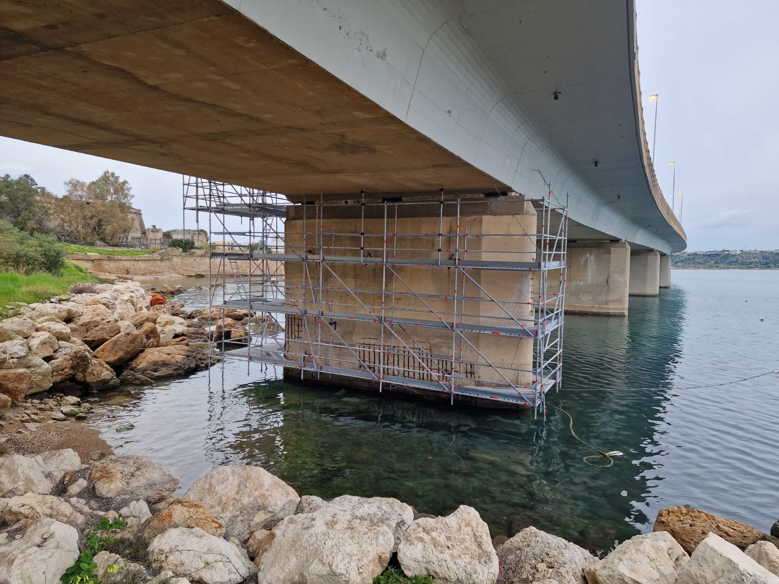 Interventi di rinforzo strutturale sulle pile del viadotto