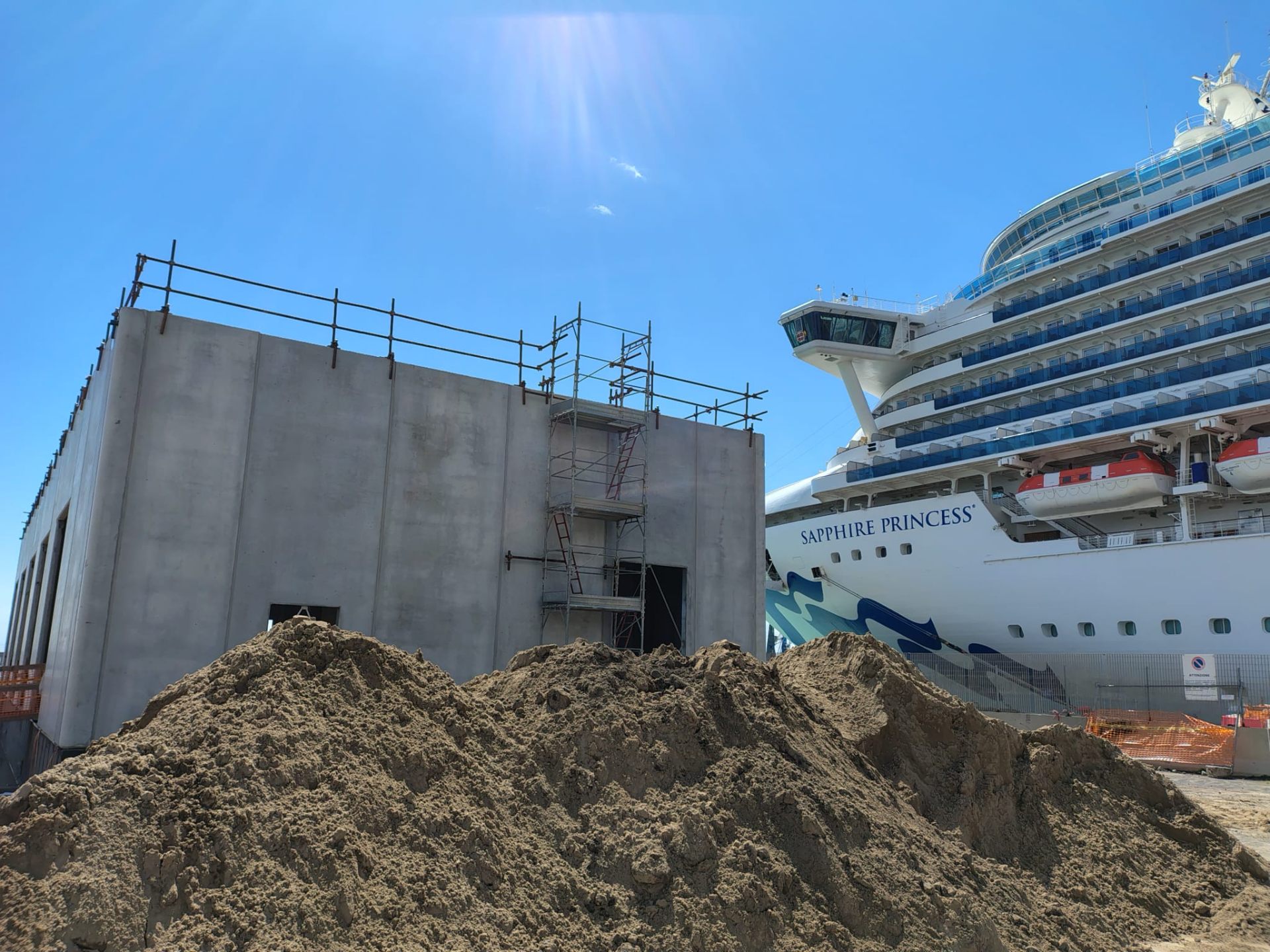 Cabina elettrica in costruzione accanto alla Sapphire Princess