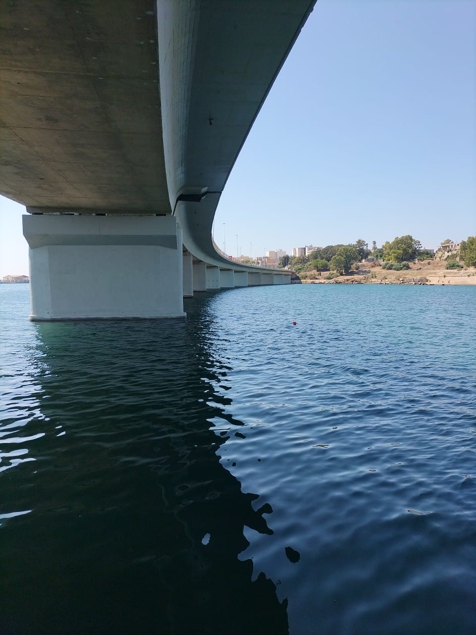 Vista dall'acqua del viadotto di collegamento