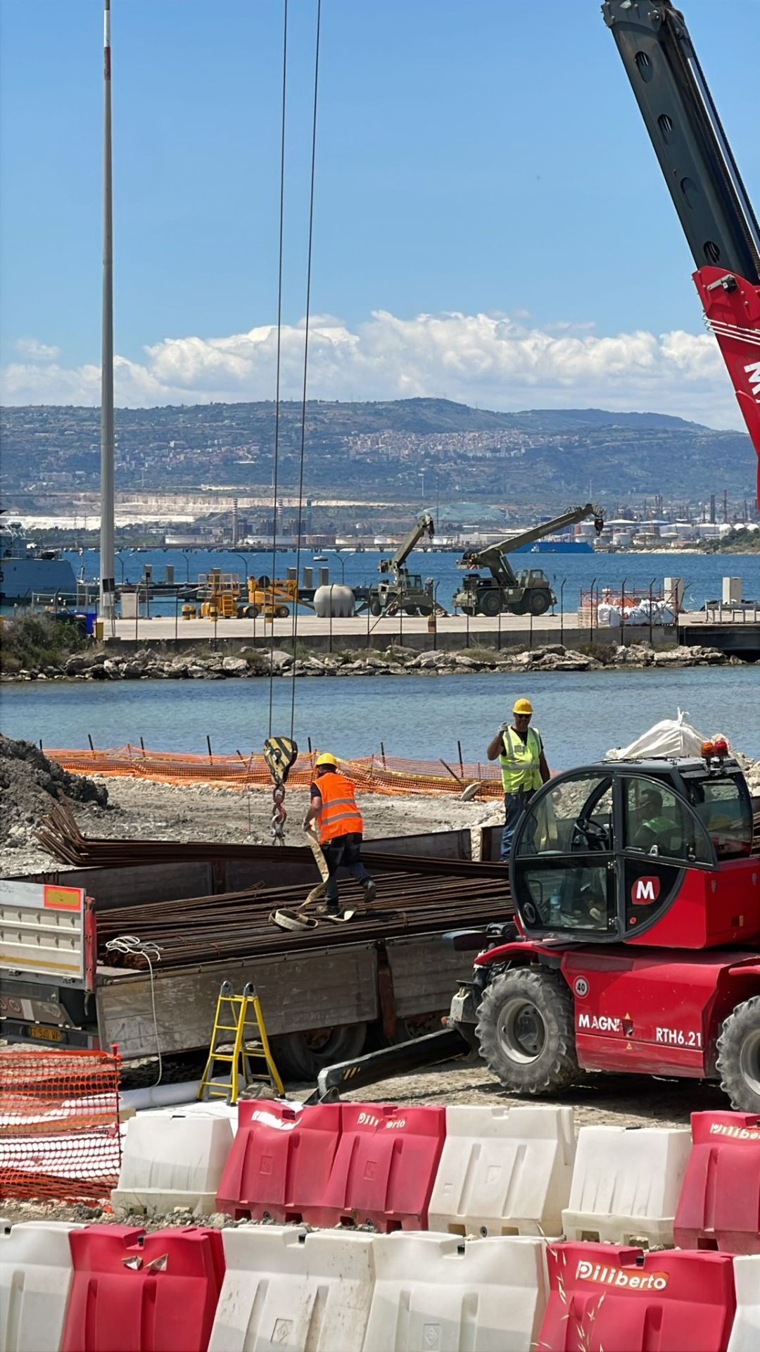 Cantiere lato banchina con vista sul porto di Augusta