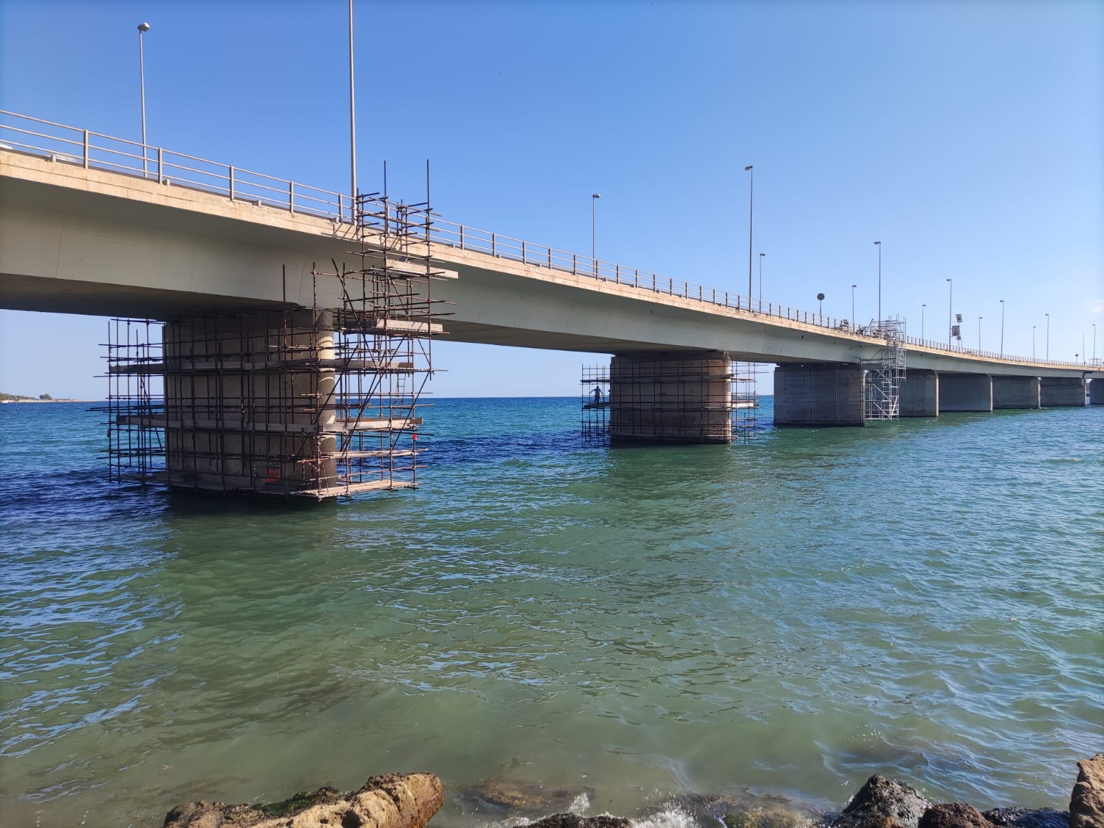 Pile del ponte con ponteggi per gli interventi di messa in sicurezza